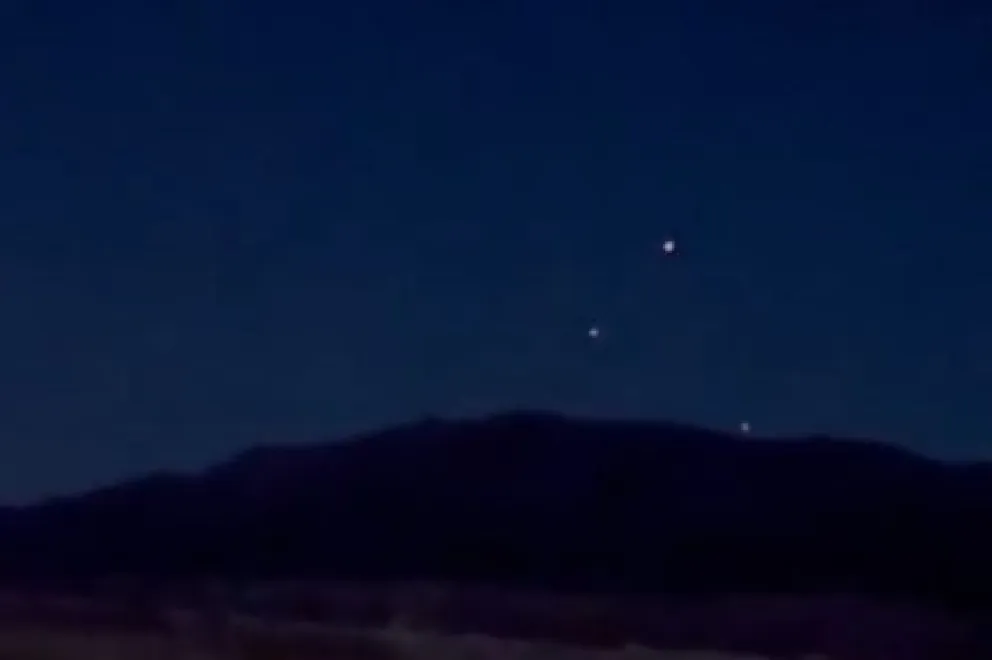 Una pareja de Sierra Colorada se encontró con extrañas luces sobre el cerro Energizante. 