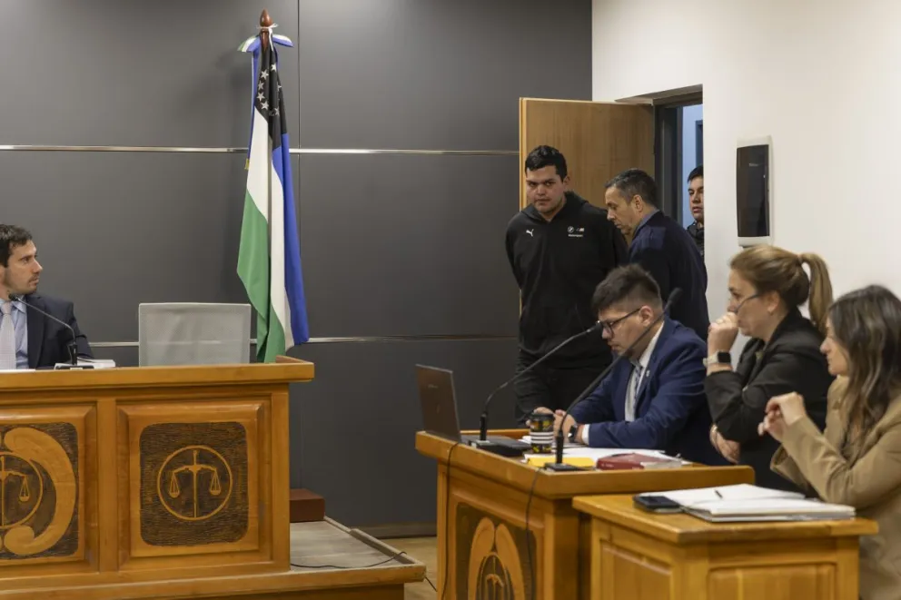 Momento en el que el acusado ingresa a la sala de audiencias. Fotos de Eugenia Neme.