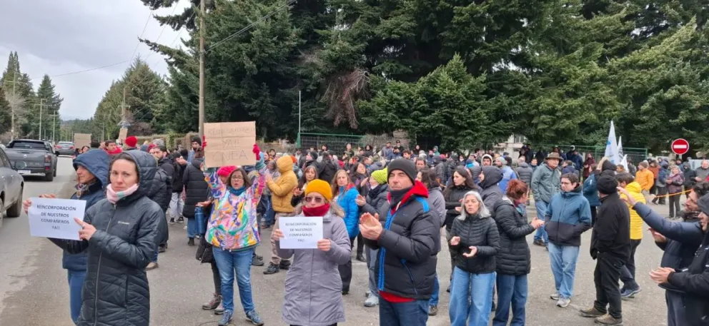 Más de cien personas reclaman por la reincorporación de m{as de 170 puestos de trabajo. 