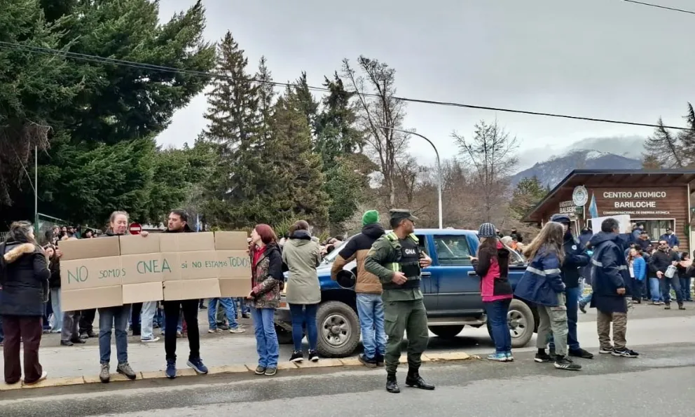 Trabajadores de la CNEA se manifestaron hoy en la Av. Bustillo. 