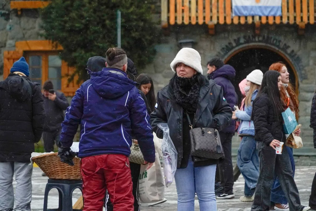 La nevisca despertó la ilusión de turistas: fotos, sonrisas y la ...
