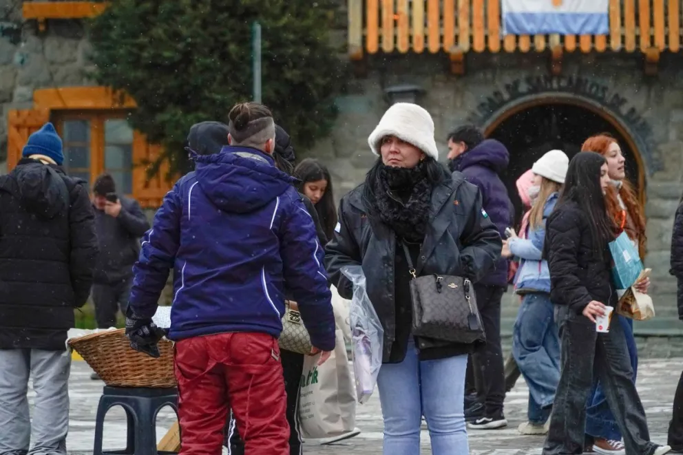 Buena cantidad de visitantes pasearon hoy por la tarde por el centro de Bariloche. Fotos: Facundo Pardo. 