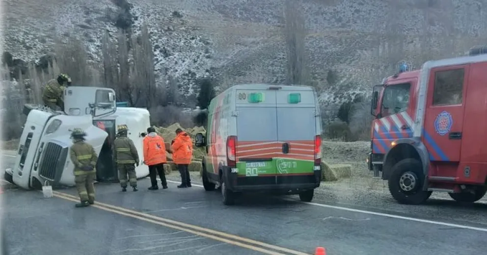 Equipos de emergencia trabajan en el lugar. Imagen gentileza El lugar del Encuentro, panorama patagónico.