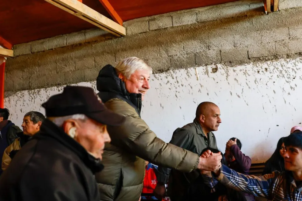 Cortés visitó las obras que se llevan a cabo en el barrio. Fotos Eugenia Neme.