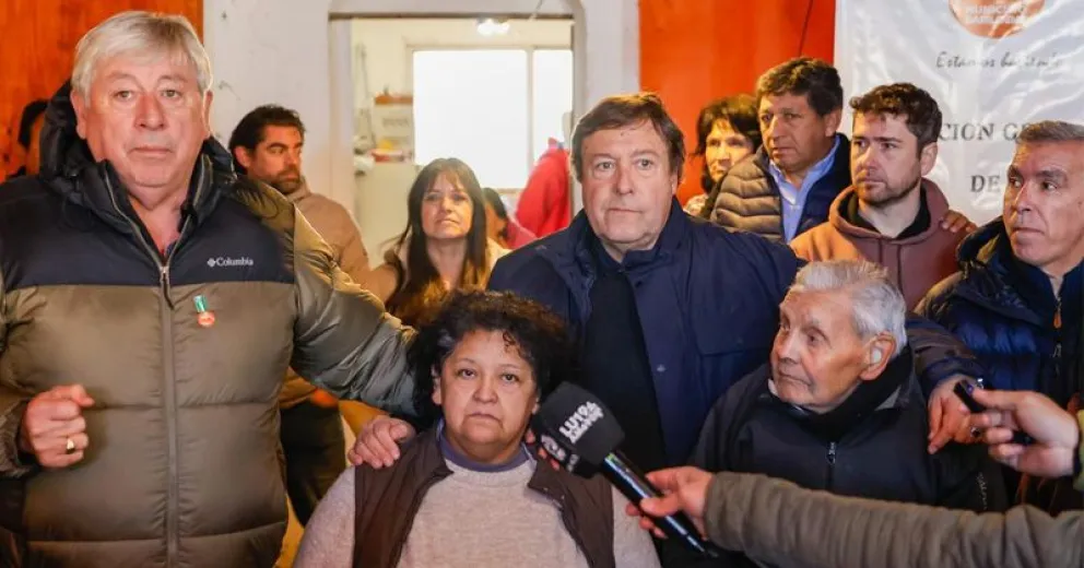 Cortés visitó las obras que se llevan a cabo en el barrio. Fotos Eugenia Neme.