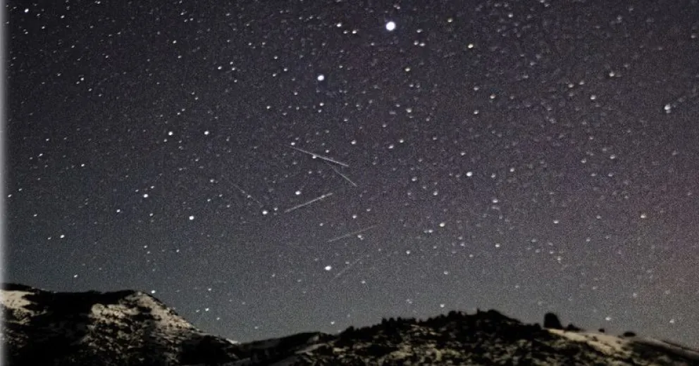Trazos de satélites que registró en esa misma dirección en una exposición con la cámara en 15 segundos. 