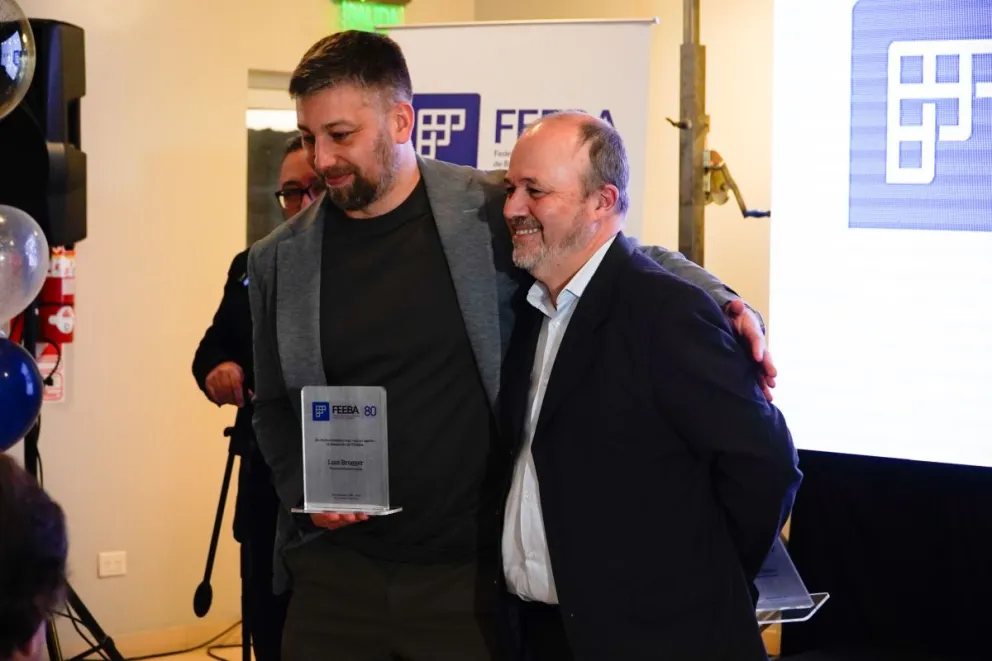 El nuevo presidente de Feeba, Elian Caramichos, junto al anterior titular de la institución, Leonardo Marcasciano, durante la celebración por los ochenta años de la entidad. Foto Facundo Pardo.