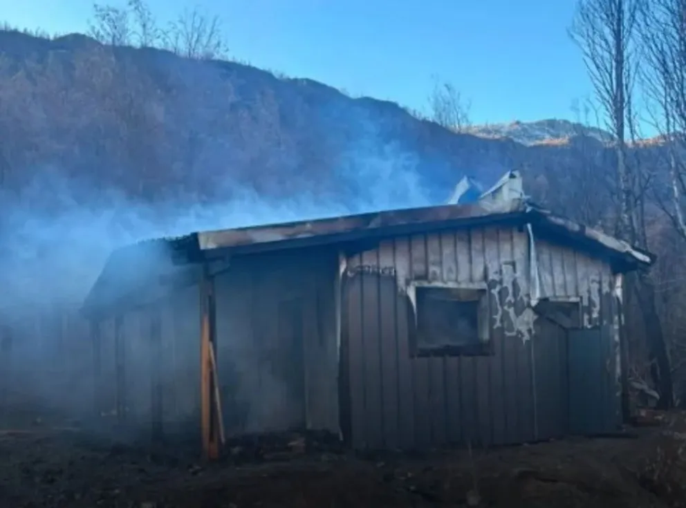 Se incendió una de las viviendas entregadas a familias damnificadas por los incendios forestales en Epuyén
(Fm Paraiso 42)