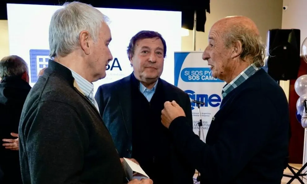 Durante el aniversario de Feeba, el gobernador dialogó con varios empresarios de la zona. Fotos: Facundo Pardo.