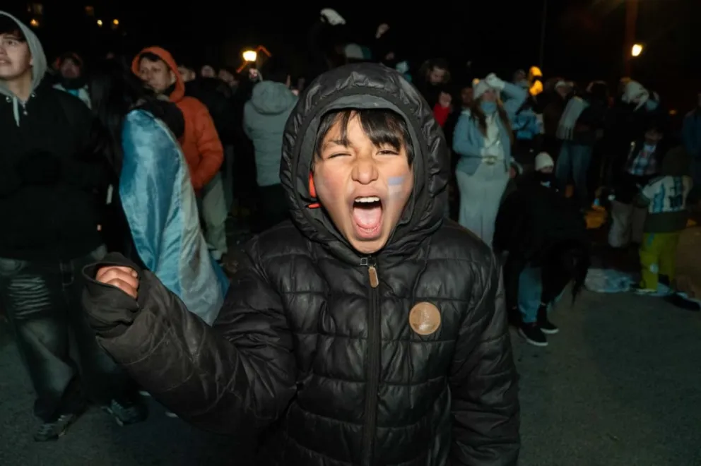 "El grito sagrado", en el Centro Cívico, se sufrió pero se festejó hasta tarde una vez consumado el triunfo. Fotos: Facundo Pardo