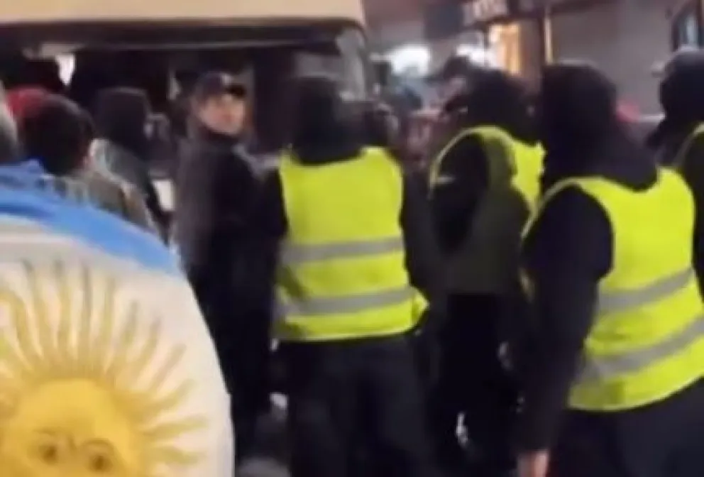 Un efectivo policial resultó herido en los disturbios en el marco de los festejos de la clasificación de Argentina a 8avos de final. 