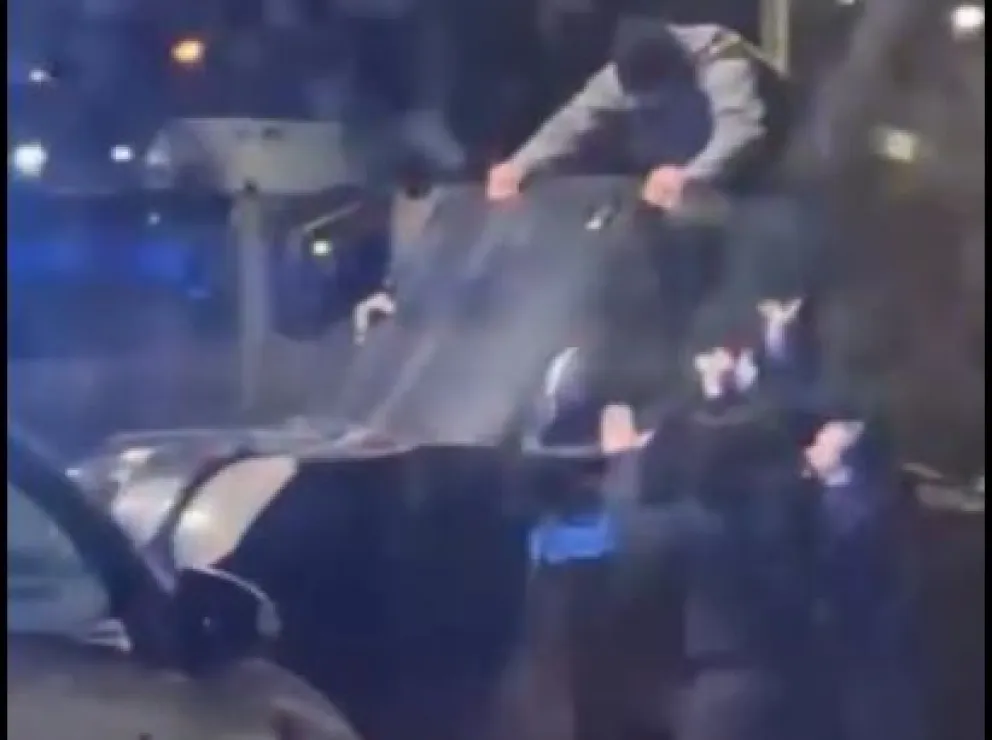 Ayudaron a retirar a los ocupantes del vehículo volcado. 