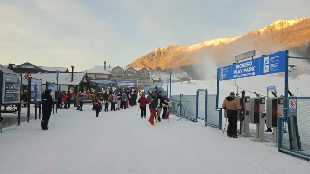 Con la ansiedad propia del primer día, decenas de esquiadores y snowboardistas esperaron la apertura de los medios. 