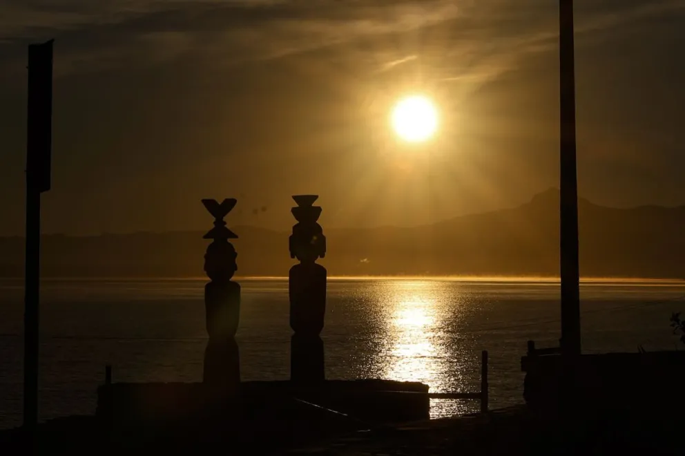 Una de las parejas recibiendo los primeros rayos del sol. Fotos de Eugenia Neme.