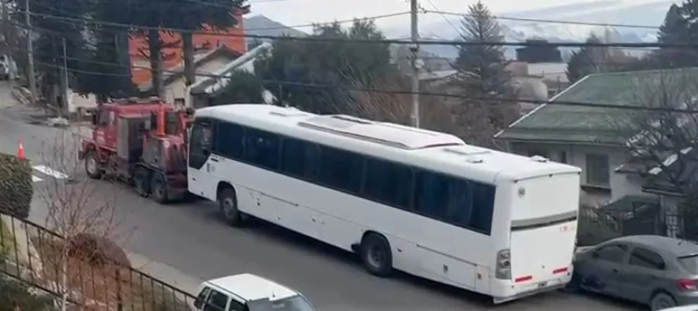 Caos vehicular en Segundo Sombra por dos vehículos pesados trabados en la subida. 