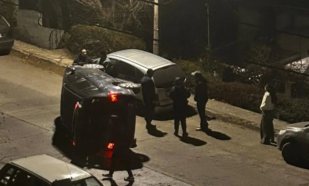 Ayudaron a retirar a los ocupantes del vehículo volcado. 