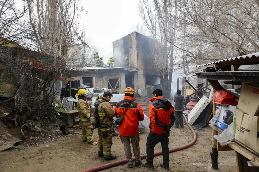 Perdidas totales en la casa que se incendió este lunes por la tarde en el barrio Arrayanes. Foto: Eugenia Neme. 