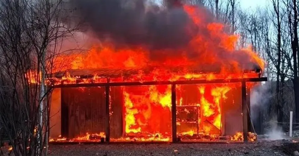 Difícil saber cómo seguir adelante. Momento en que las llamas consumían su vivienda.