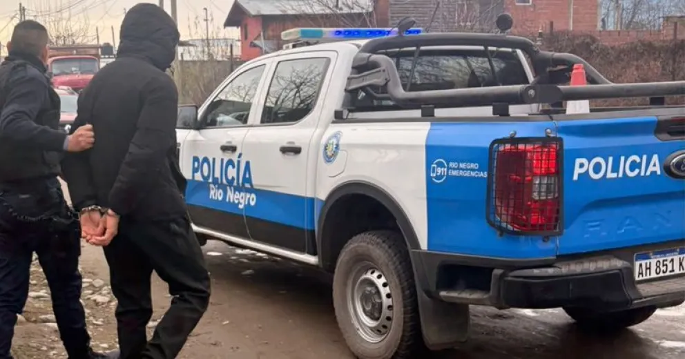Permanece alojado en la Comisaría de El Bolsón hasta que se determine su traslado.