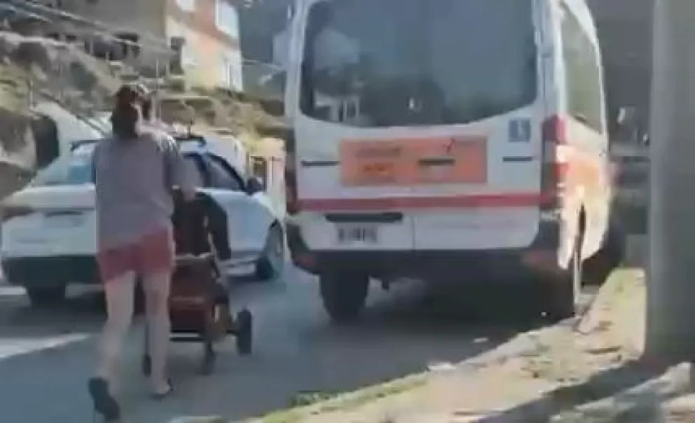 Reclaman por la falta de veredas en una calle de alta circulación y antecedentes de accidentes viales graves.