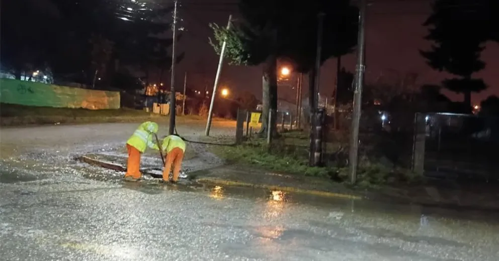 Las cuadrillas trabajan desde la madrugada en diversos sectores de la ciudad.