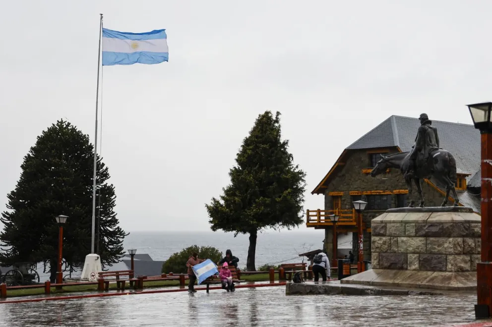 Una jornada marcada por el invierno en la ciudad. Foto Euge Neme