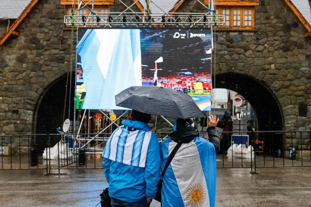 Paraguas en mano, alientan a la selección bajo la lluvia en el Centro Cívico. Fotos: Eugenia Neme.