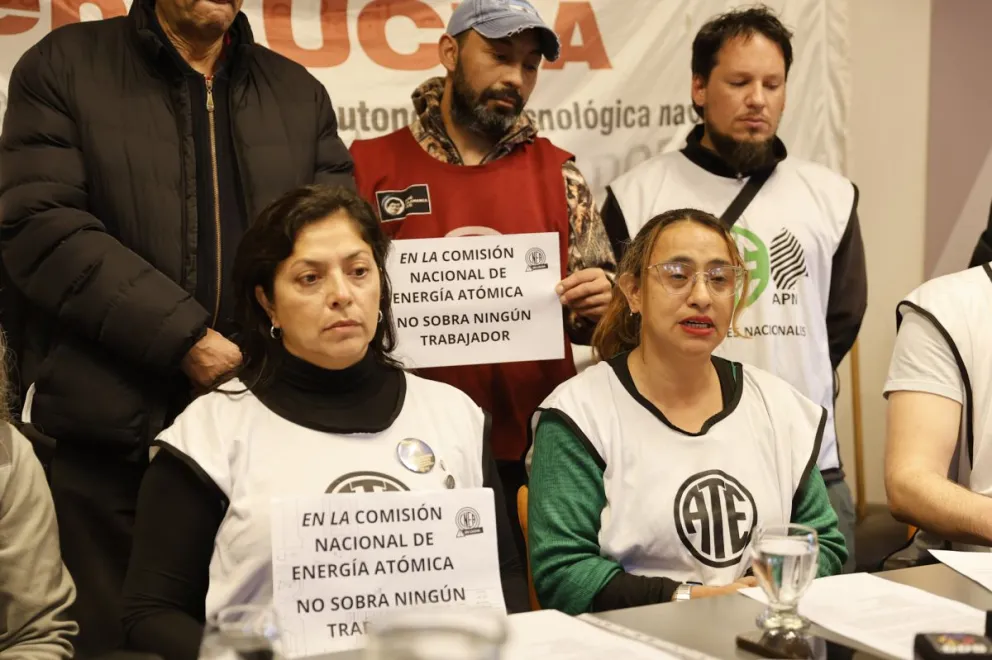 El reclamo por la situación en la CNEA llegó al edificio legislativo local. Fotos: Eugenia Neme.