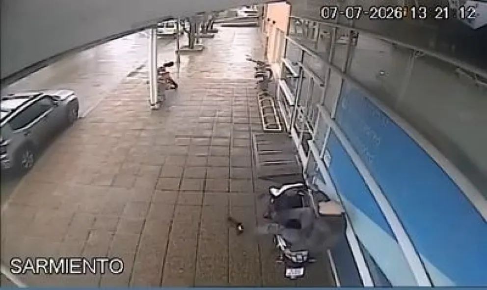 El momento en el que los delincuentes se llevan el rodado. 