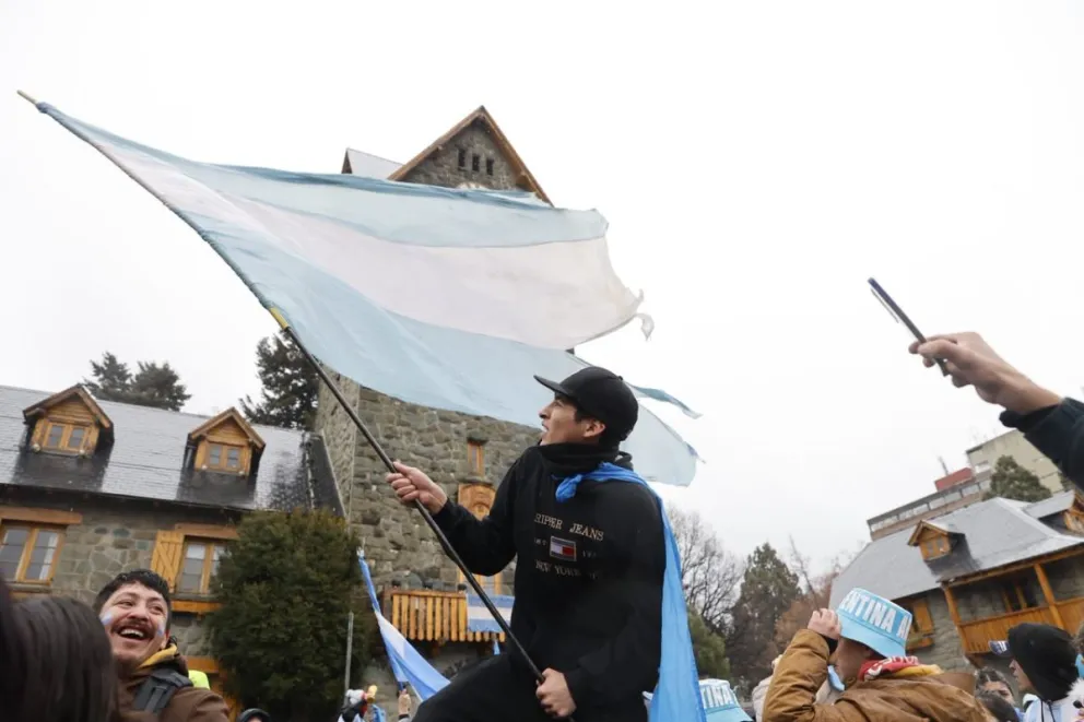 El Centro Cívico volvió a pintarse de celeste y blanco. Fotos: Eugenia Neme. 