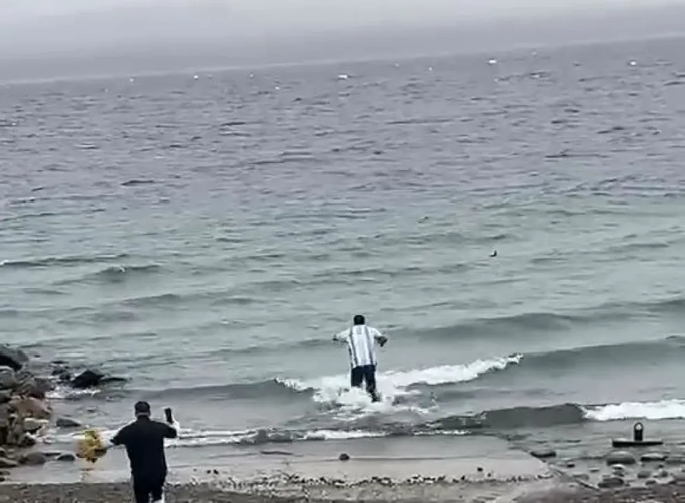El momento en que el vecino se tiró al lago en pleno invierno. 