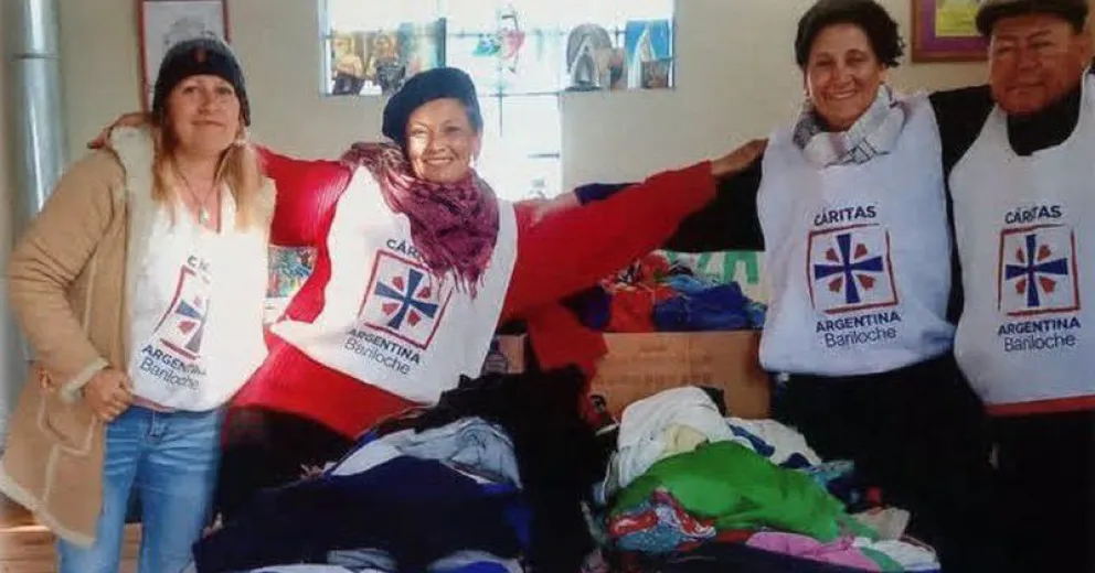 El voluntariado se ocupa de clasificar las donaciones que reciben. 