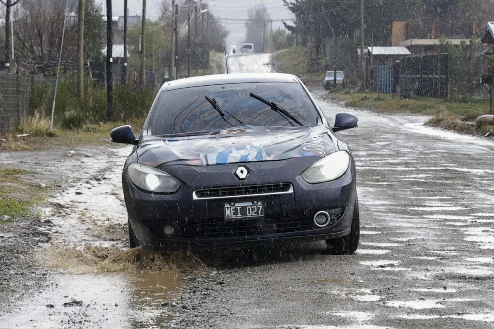Es fundamental estar atentos para evitar accidentes. Imagen de este miércoles lluvioso en la ciudad. Foto de Eugenia Neme.