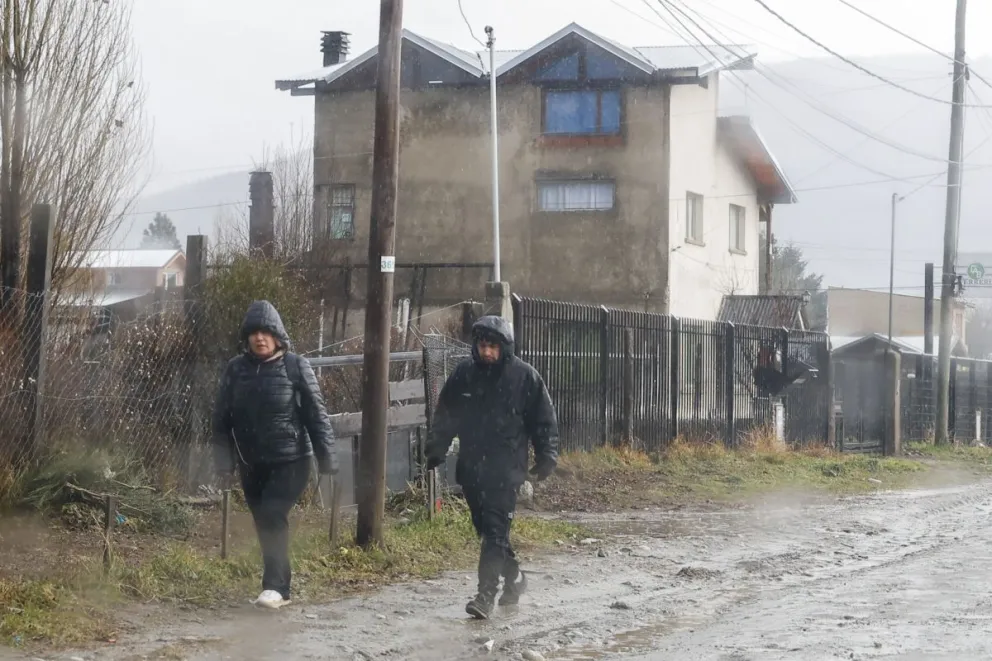 Sigue lloviendo en la ciudad. Foto Euge Neme 