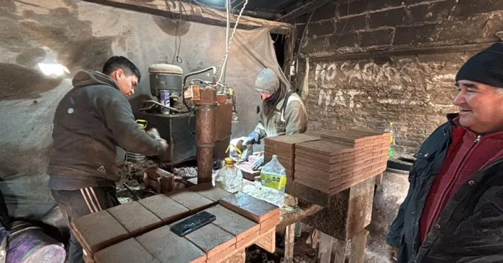 Río Negro acompaña la regularización eléctrica en barrios populares con alternativas seguras y eficientes.