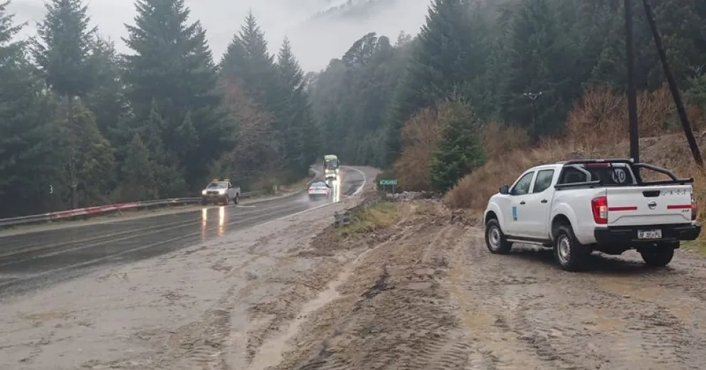 Desde este martes personal de VN trabaja en la optimización de banquinas y sectores donde el escurrimiento del agua cruza sobre la calzada.