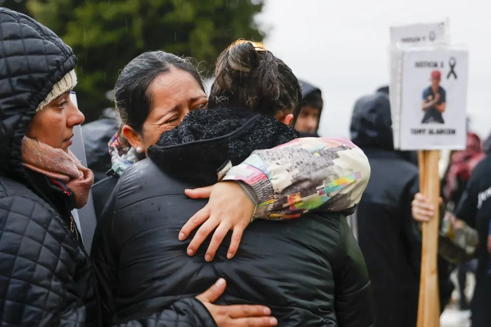 Las marchas cierran los 8 de cada mes con abrazos cargados de dolor. Fotos: Eugenia Neme. 