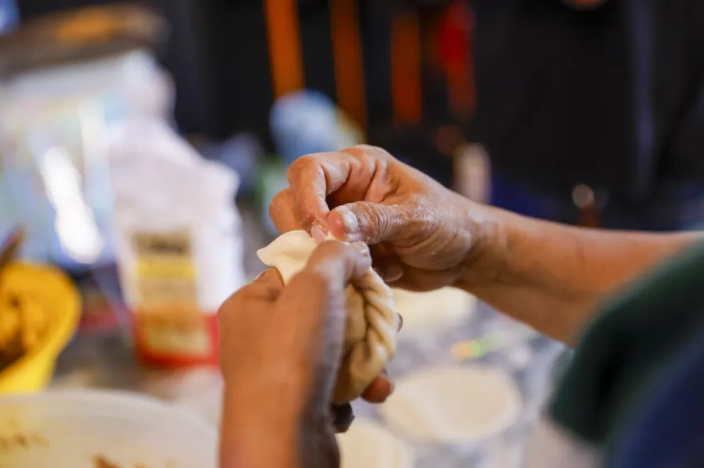 Se vivió una tarde de camaradería en el Puerto San Carlos con el concurso de Empanadas y Tortas Fritas. Fotos: Eugenia Neme. 