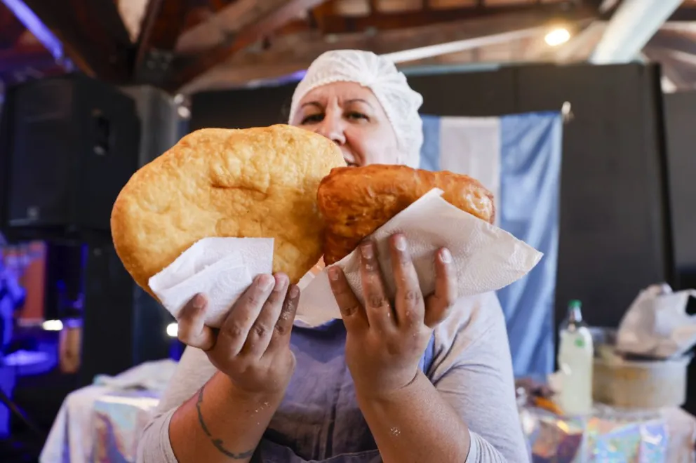 Se vive un clima de camaradería en el Puerto San Carlos entre los cocineros y cocineras. Fotos: Eugenia Neme. 