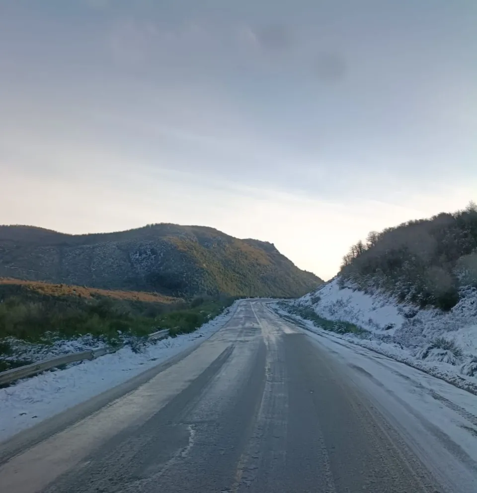 Este jueves nevó en las zonas altas de Ruta 40 entre Bariloche y El Bolsón.