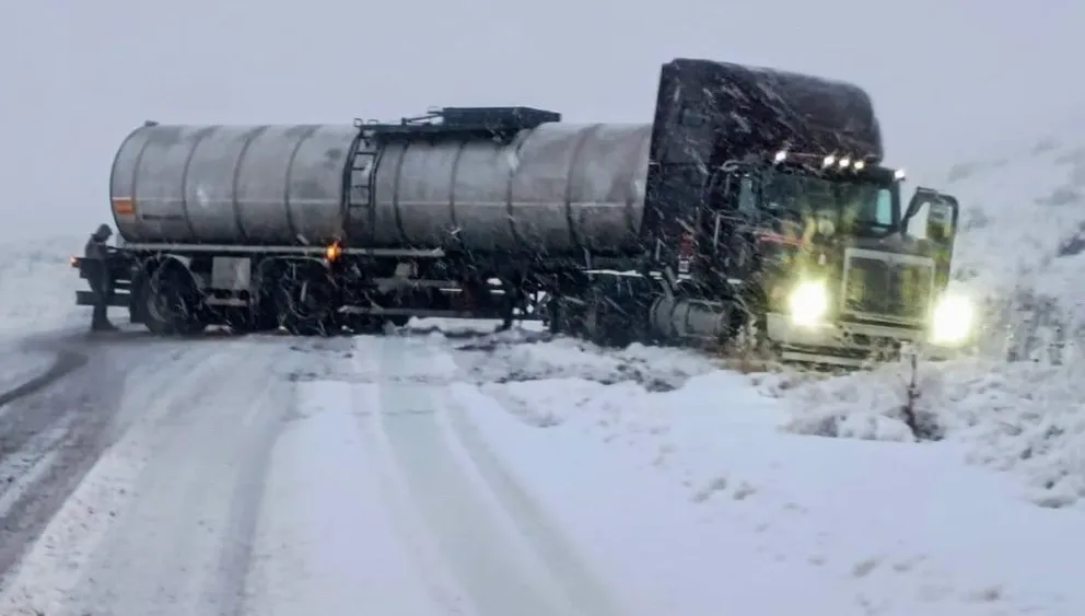 Camión terminó cruzado en plena nevada en la zona de La Rinconada, Ruta 40. Foto: FM del Lago San Martín de los Andes. 