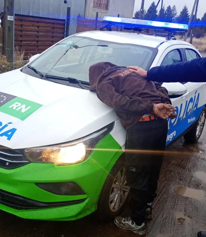 Luego del partido de Argentina, el chileno con otros tres sujetos ingresaron en una vivienda del este de Bariloche.