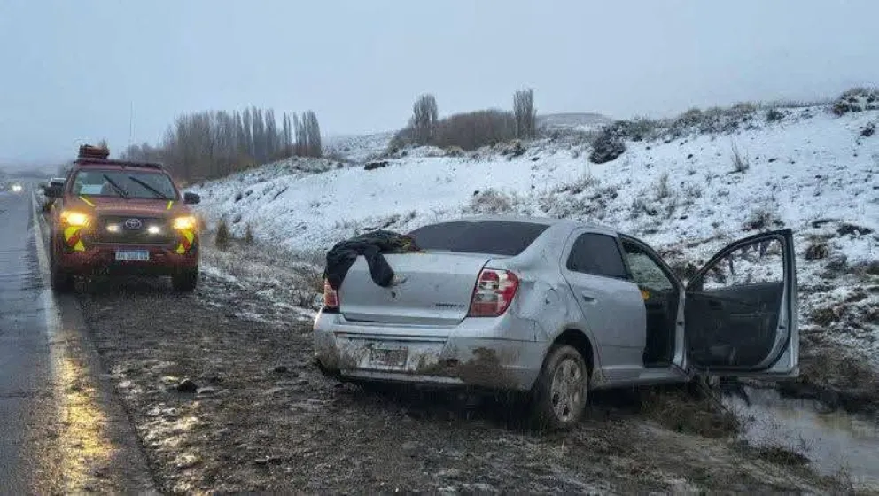 Producto de la intensa nevada un auto despistó a pocos km de Junín de los Andes.