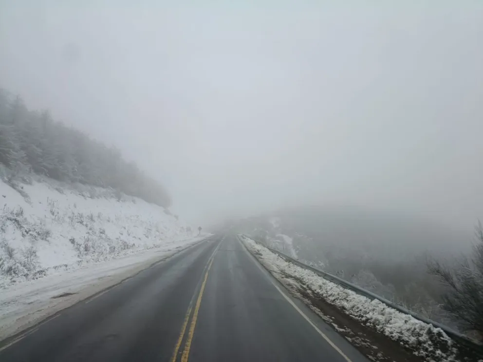 Alertan por bancos de niebla y hielo entre Bariloche y El Bolsón. 