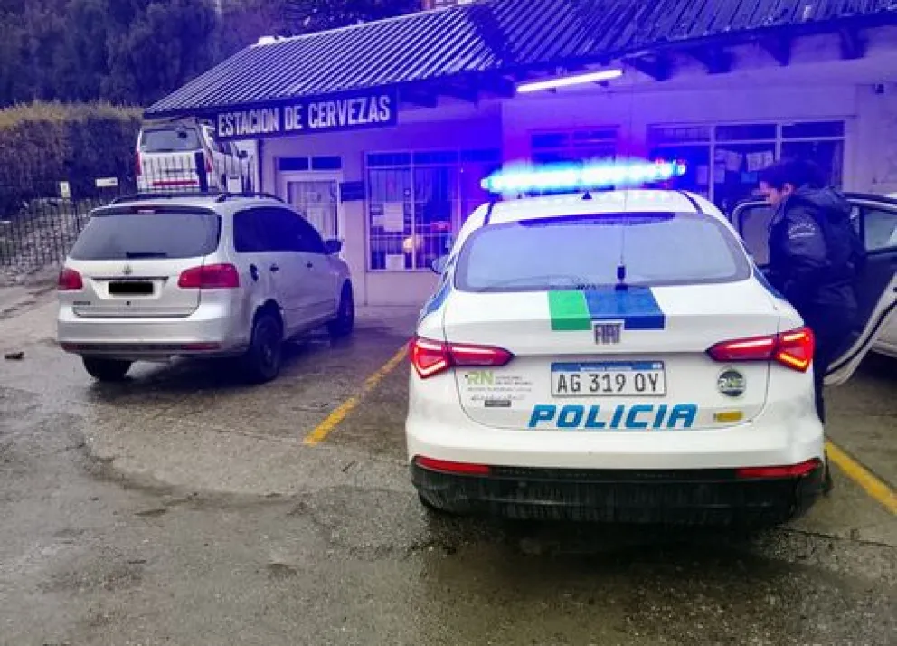  El vehículo fue secuestrado y los involucrados quedaron alojados en una dependencia policial. 