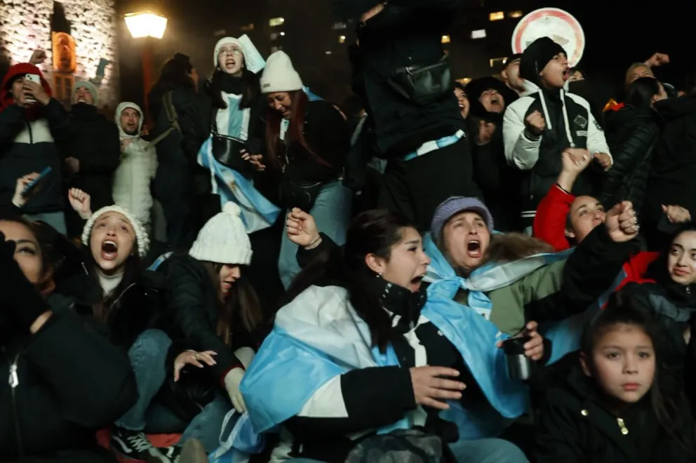 La emoción de los hinchas barilochenses. Fotos Euge Neme 