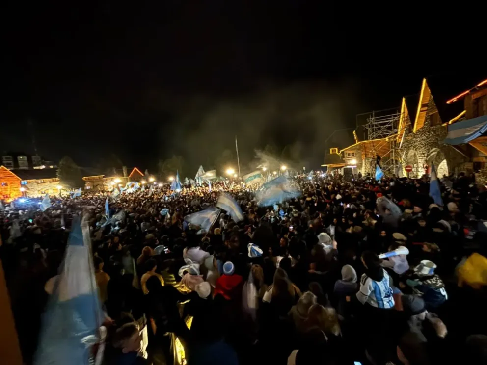 Así se vivió la victoria de Argentina en Bariloche. Fotos Euge Neme 