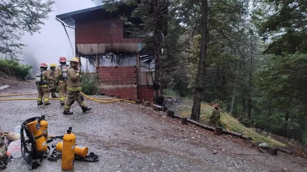 Momentos posteriores al incendio que consumió la casa.Foto Archivo 