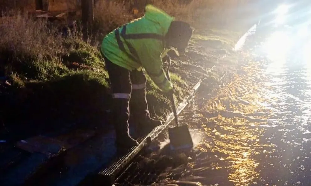 Mantener los desagües libres es una tarea fundamental para prevenir inundaciones. Imagen archivo. 