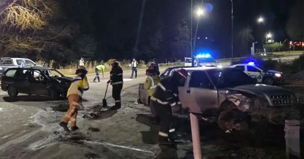 El ocupante de uno de los vehículos, quedó atrapado y tuvo que ser rescatado por personal de Bomberos Voluntarios. 